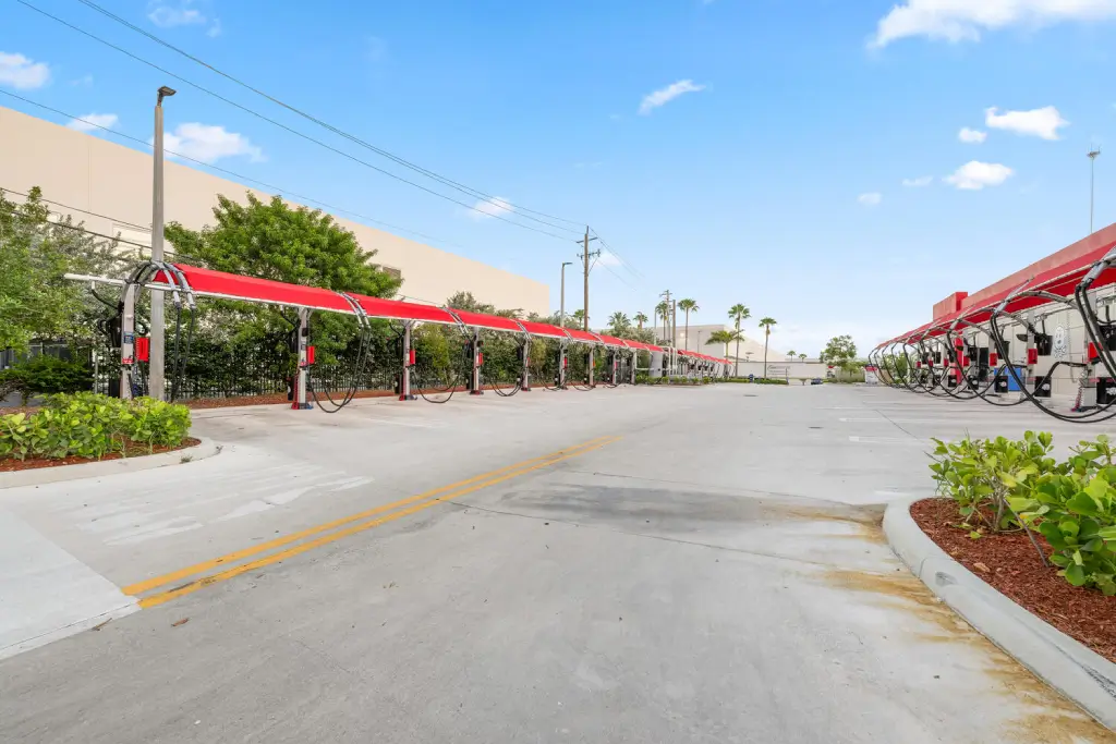 Sud Stop Car Wash at 3301 W Hallandale Beach Blvd, Pembroke Park, FL